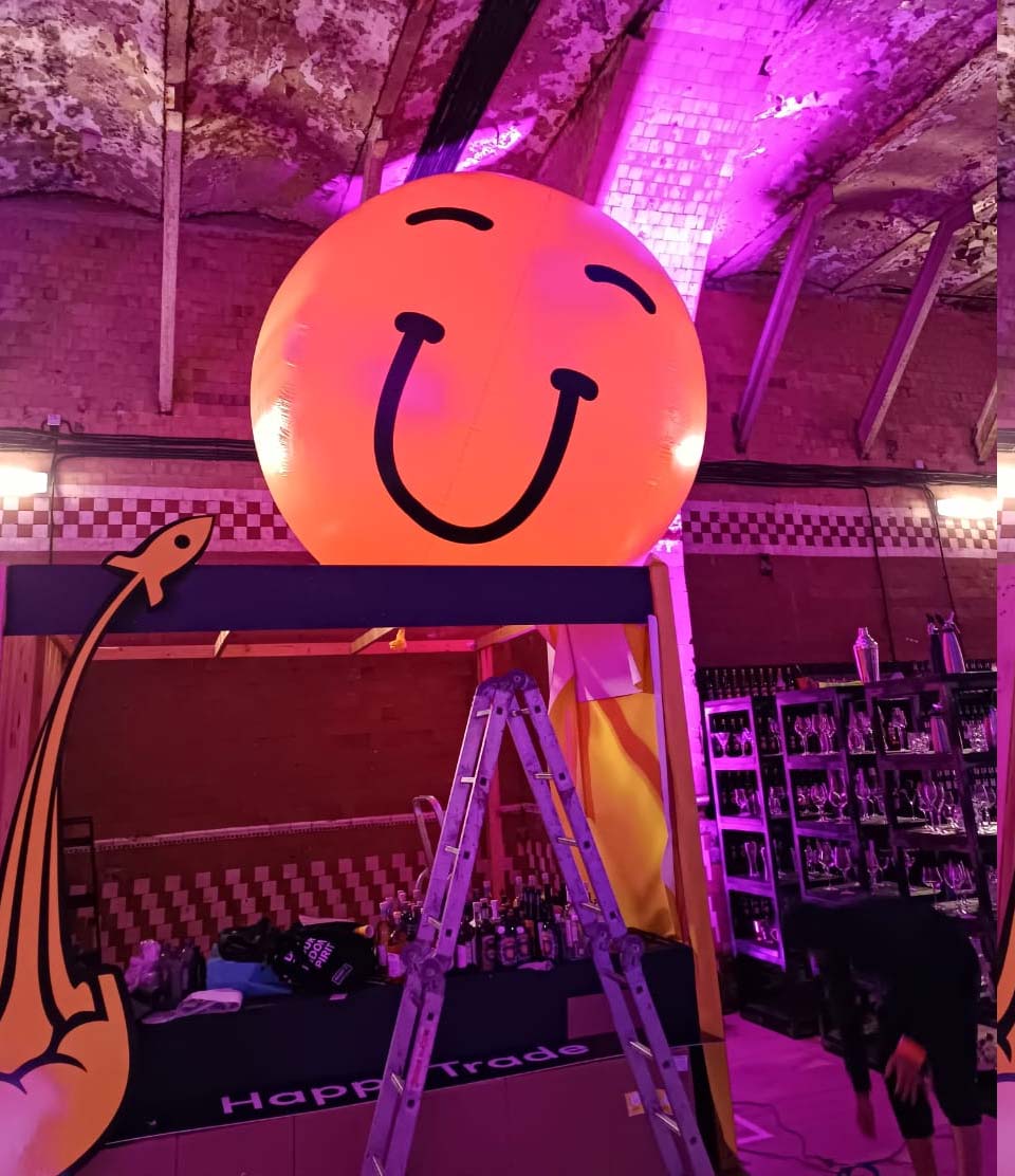 Огромный, желтый воздушный шар - Смайл на выставке в Винзаводе